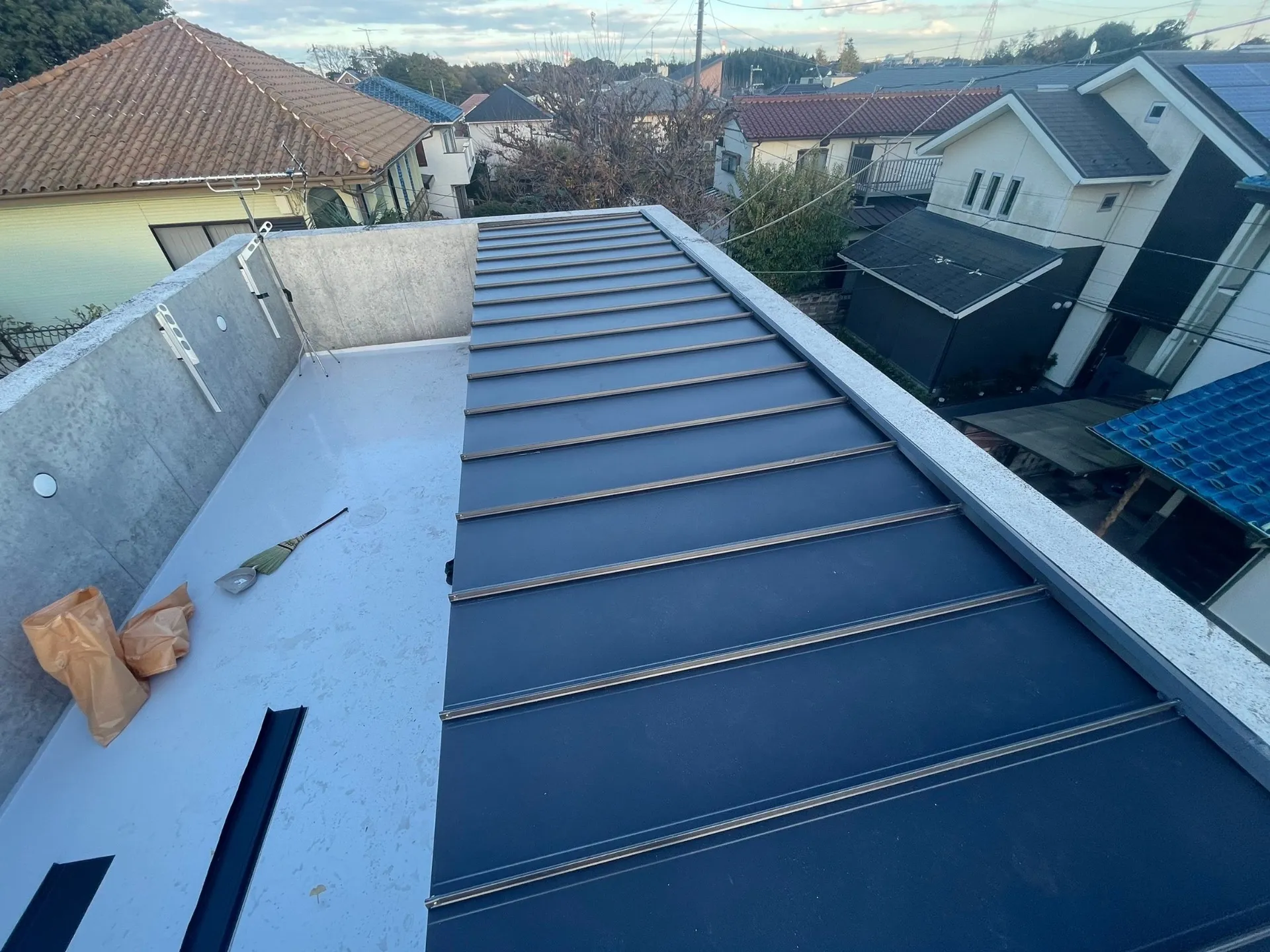 【施工事例】屋上のガルバリウム鋼板カバー工法施工